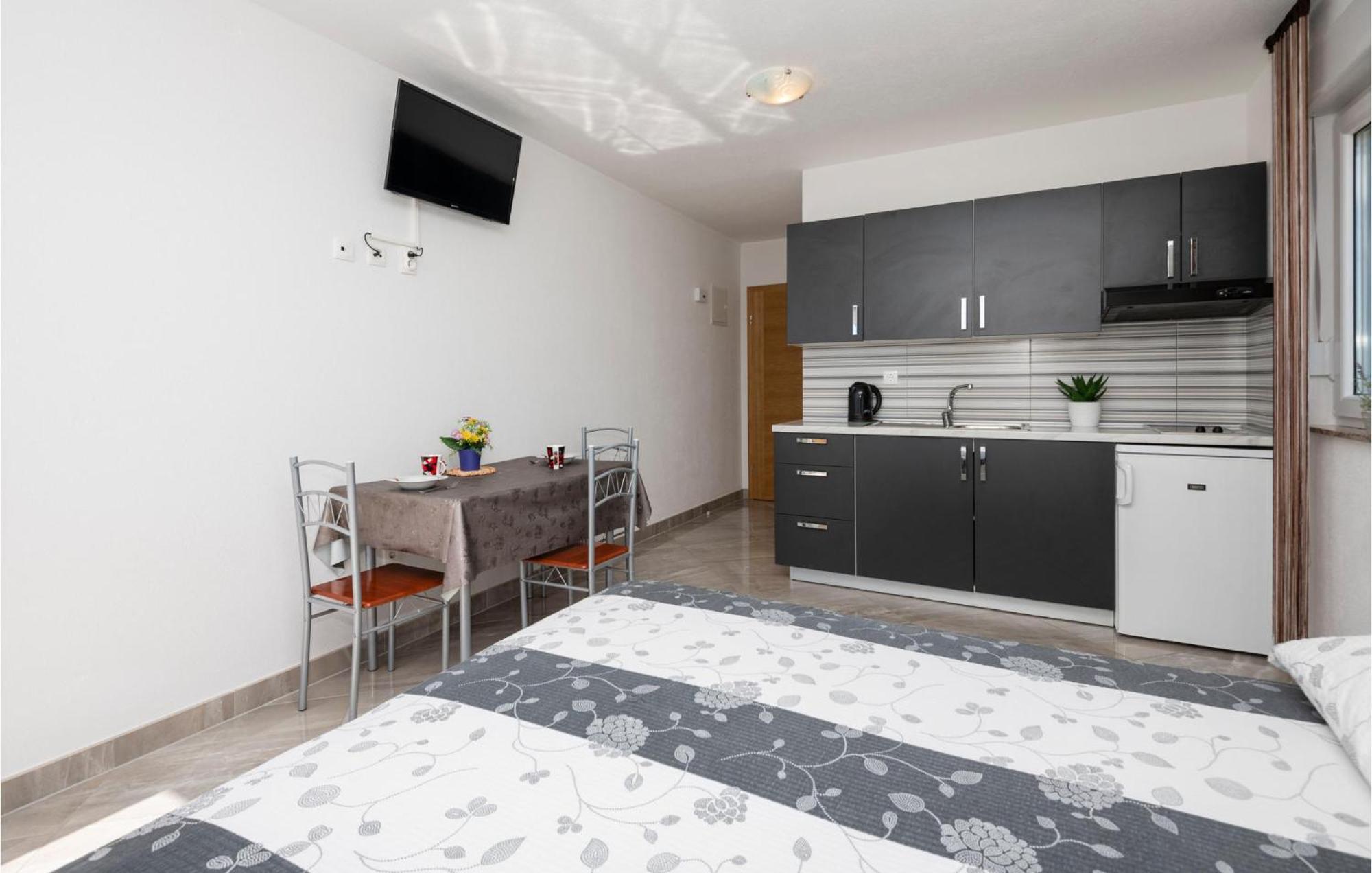 Stunning Apartment In Krvavica With Kitchen Экстерьер фото